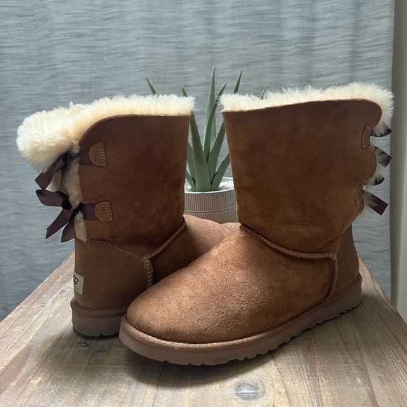 UGG AUSTRALIA Women’s BAILEY BOW II Size 8 - Picture 6 of 9